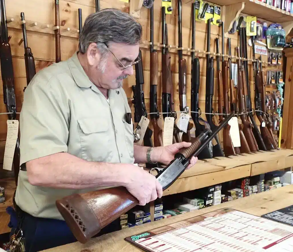 Comment inspecter une arme à feu usagée avant d'acheter - L'achat d'une arme à feu usagée est une démarche astucieuse, surtout pour les passionnés de chasse et de plein air au Québec. Cependant, connaître les techniques d'inspection minutieuse est crucial pour un achat sûr et satisfaisant. - $ à vendre sur le site d'annonces classées Clicannonces.ca