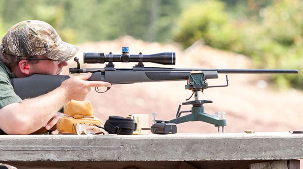 Un homme qui test une carabine